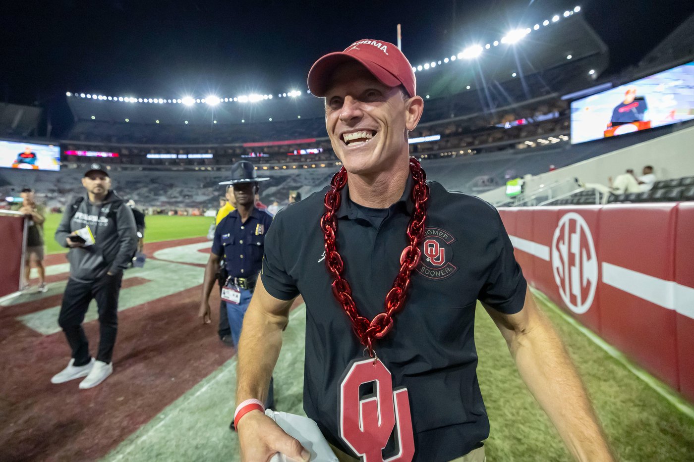 No. 11 Oklahoma travels with its defense again and upsets No. 4 Alabama 23-21 | iNFOnews.ca No. 11 Oklahoma travels with its defense again and upsets No. 4 Alabama 23-21 | iNFOnews.ca