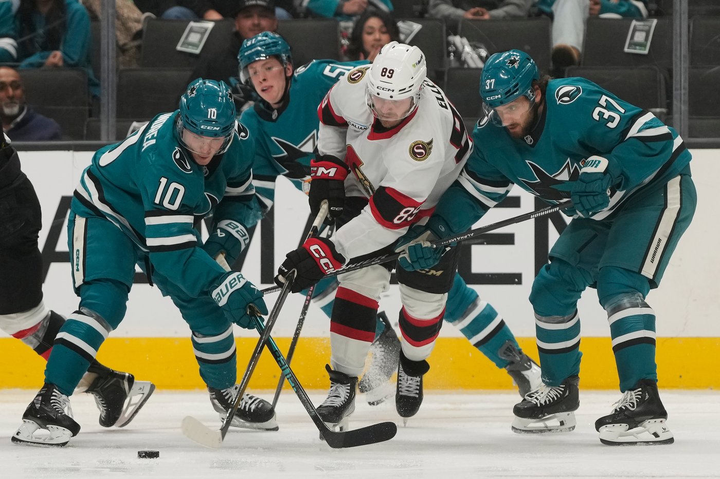 Tim Stutzle's goal in 3rd period lifts the Senators to a 3-2 victory over the Sharks | iNFOnews.ca