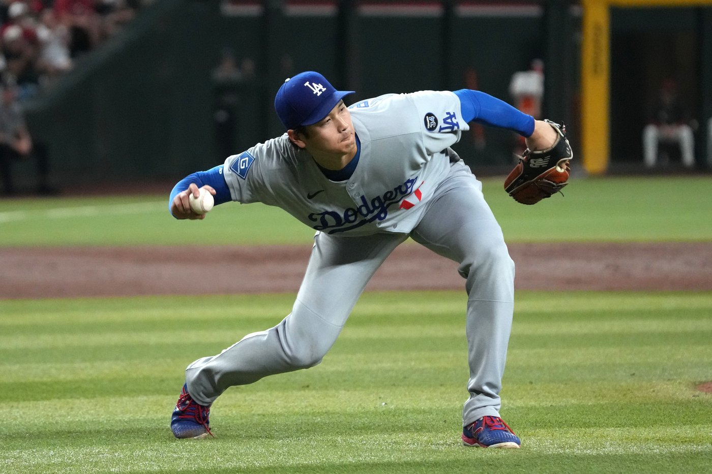 Perdomo hits game-winning single in 9th to keep D-backs in NL wild card race, beating Dodgers 5-4 | iNFOnews.ca