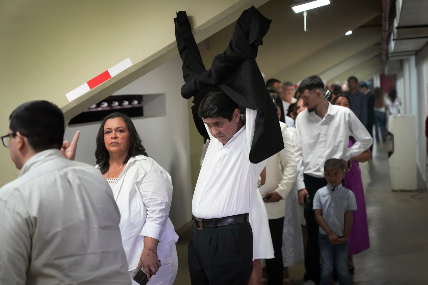 Over 600 couples tie the knot in Asunción, Paraguay's mass civil wedding | iNFOnews.ca