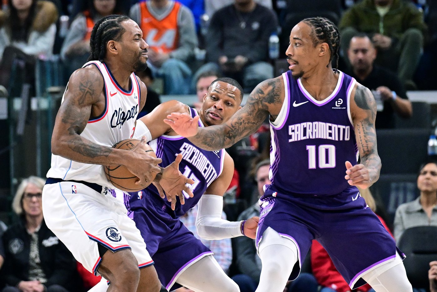 Leonard scores 33 as Clippers extend win streak to 5 with 131-90 rout of Kings | iNFOnews.ca