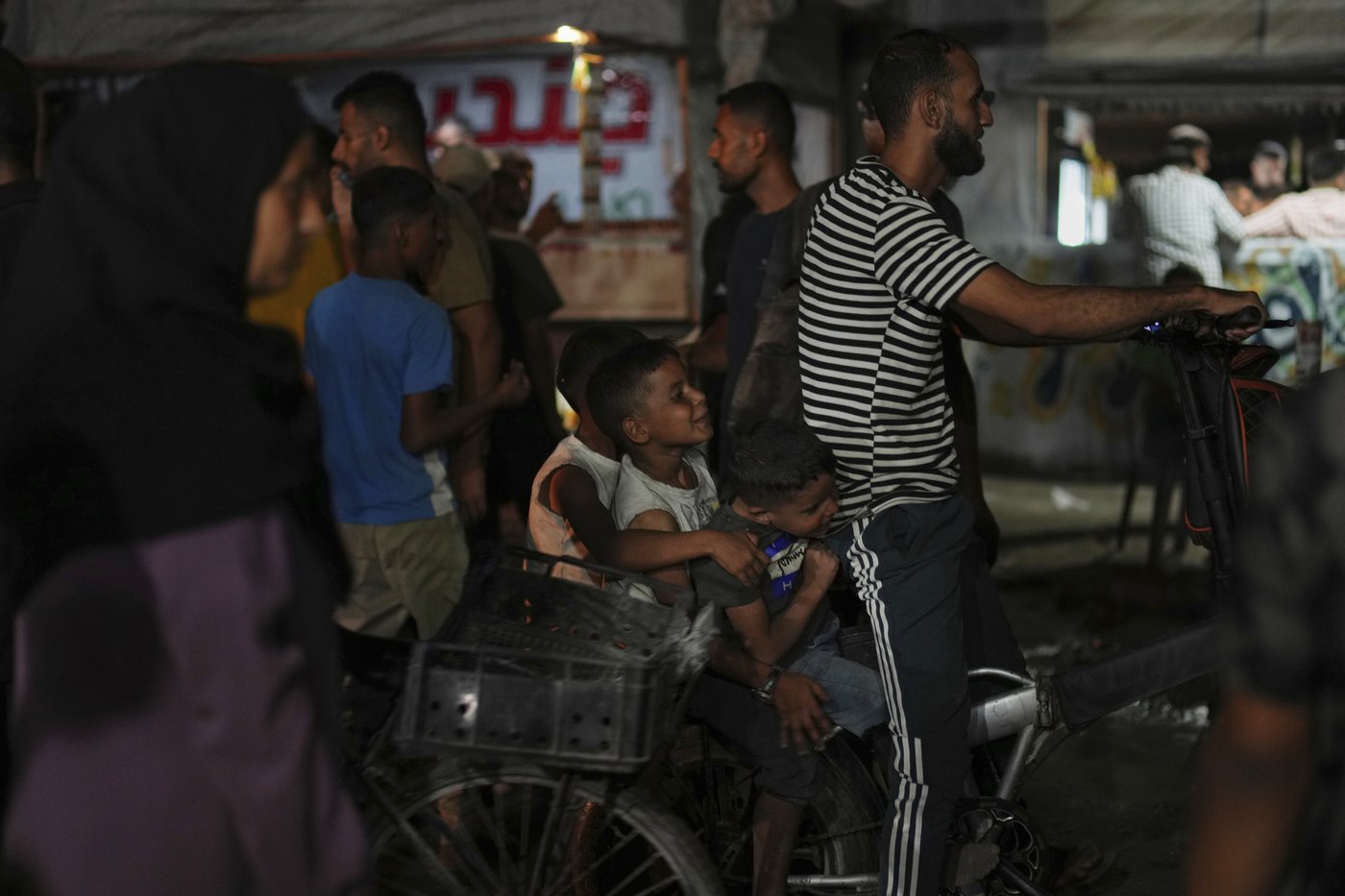 Photos in Gaza City, where the beach offers fleeting respite as war and famine grind on | iNFOnews.ca