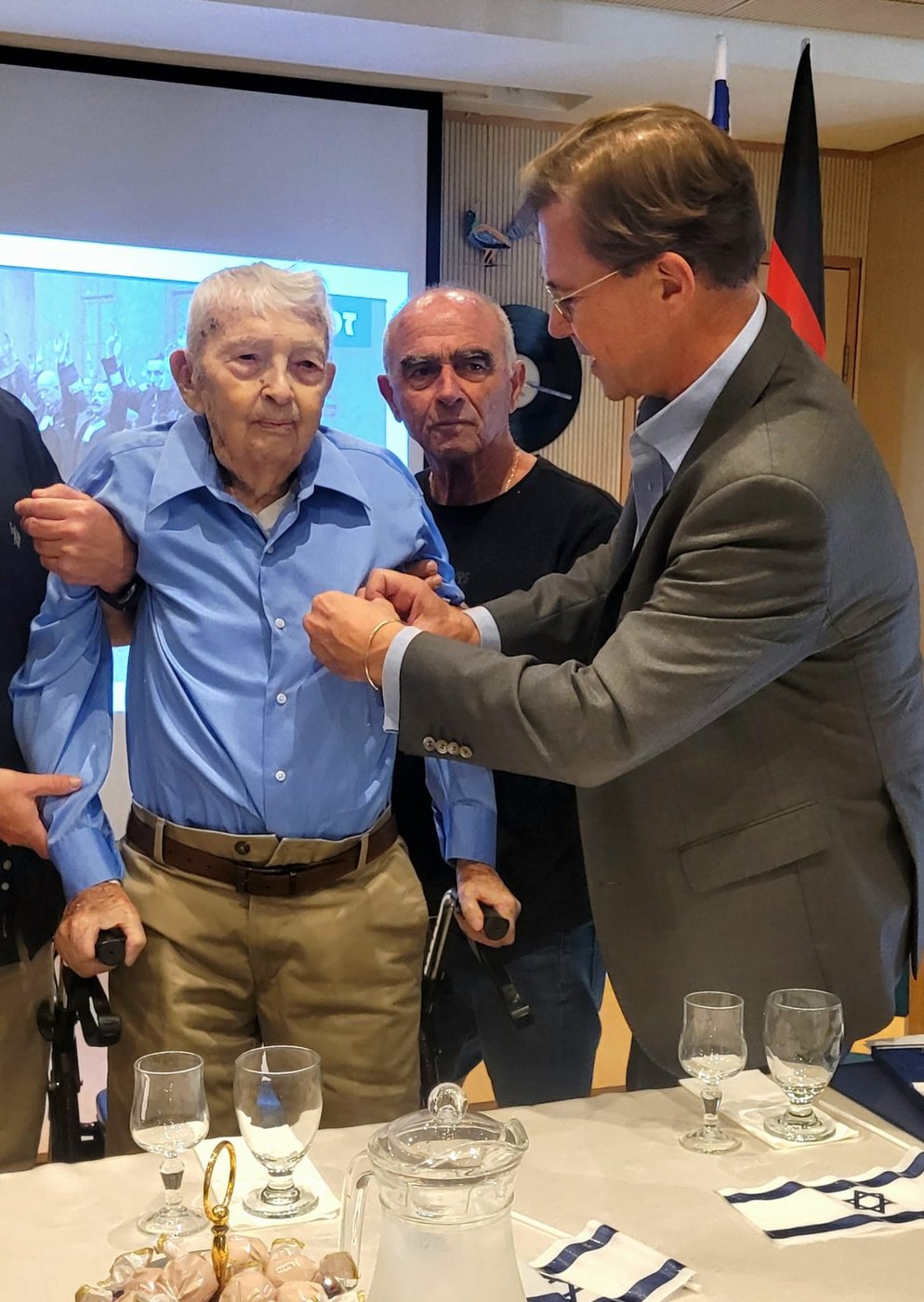 Michael Smuss, who fought Nazis with Molotov cocktails during the Warsaw Ghetto Uprising, dies at 99 | iNFOnews.ca Michael Smuss, who fought Nazis with Molotov cocktails during the Warsaw Ghetto Uprising, dies at 99 | iNFOnews.ca