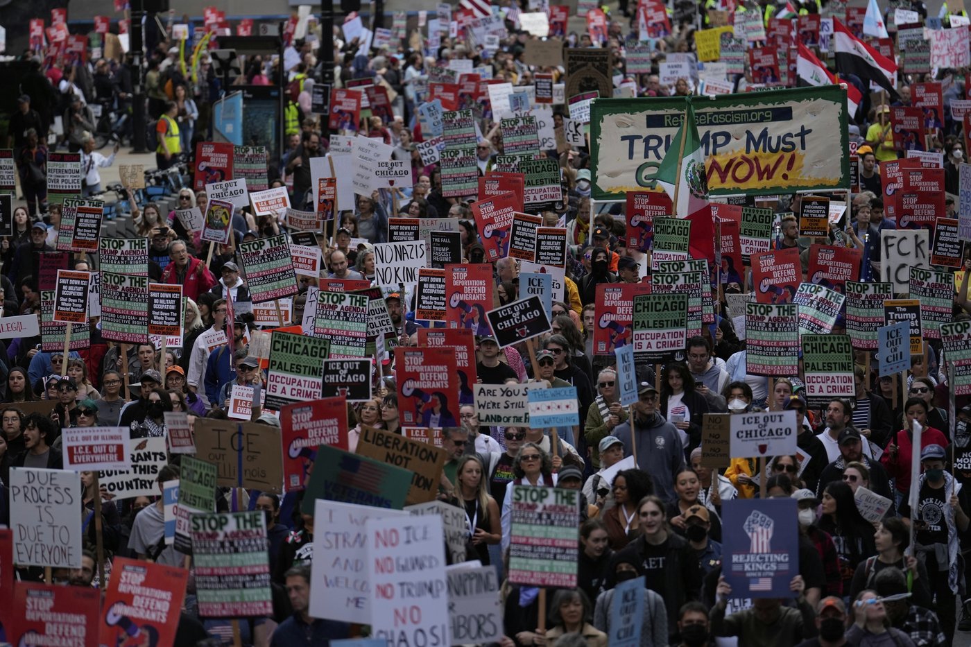 Photos capture Chicagoans’ protest against ICE and Trump’s intervention plans | iNFOnews.ca