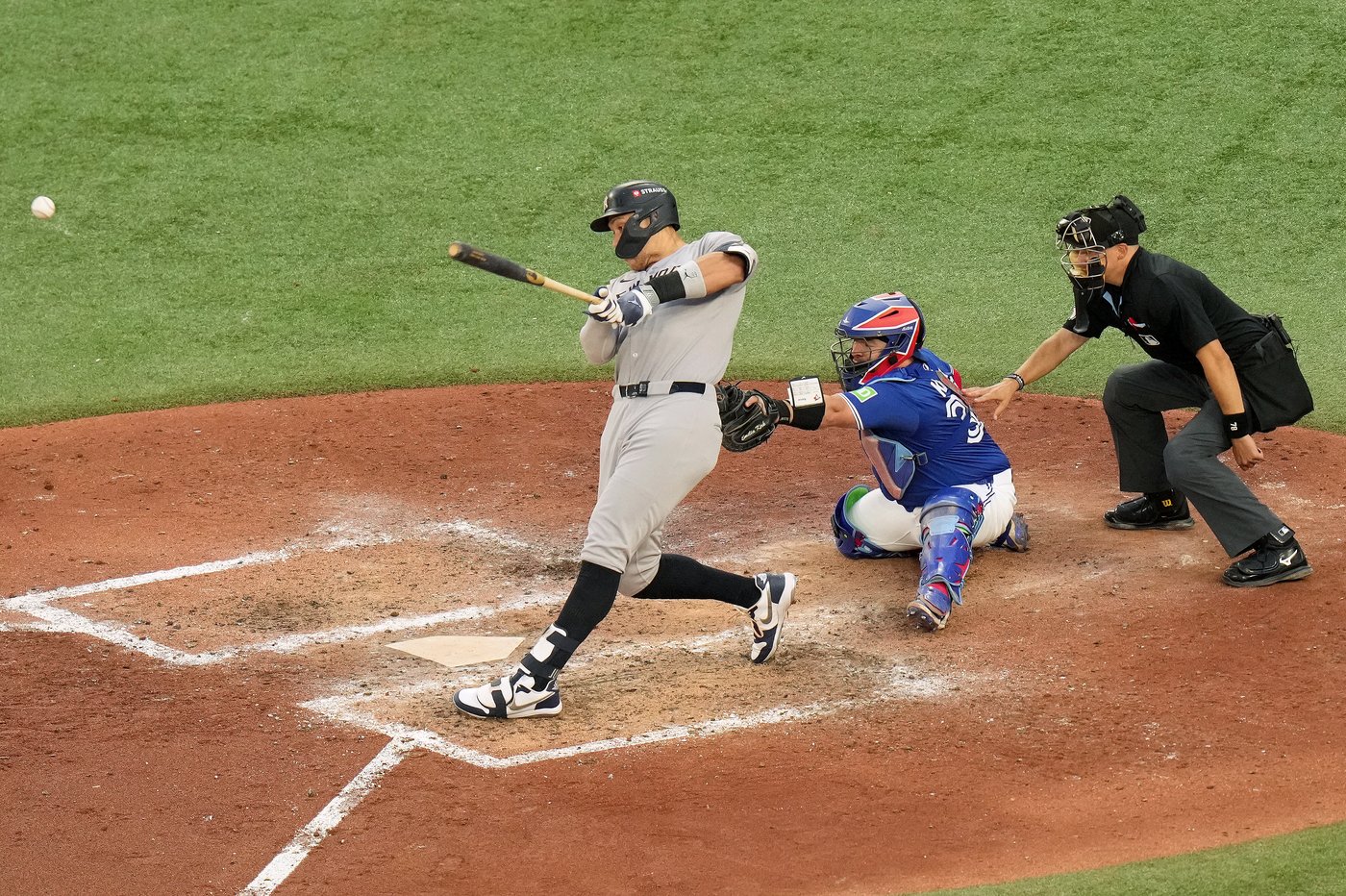 Photo Gallery: Blue Jays beat Yankees 13-7 in Game 2 of ALDS | iNFOnews.ca