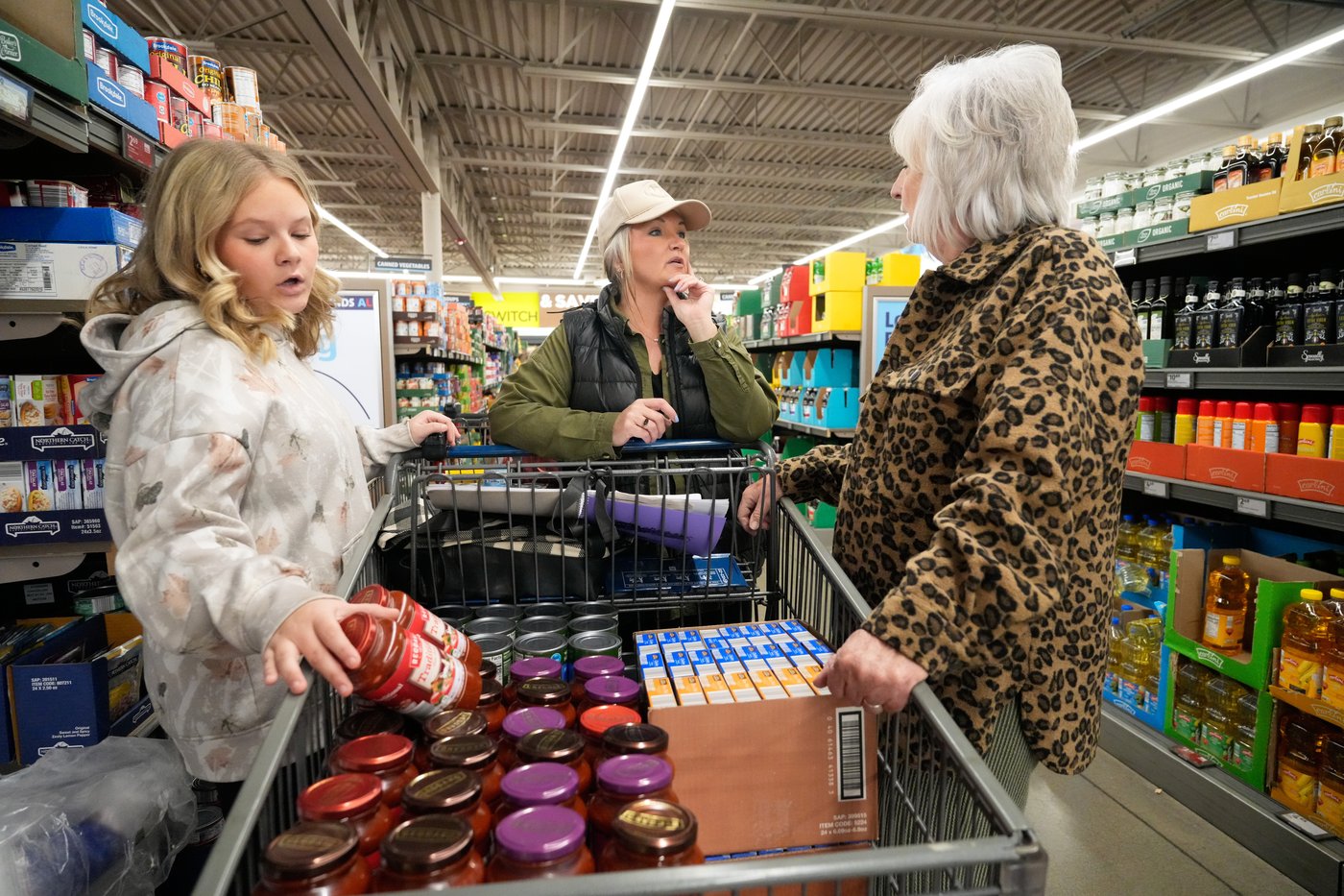 A cafeteria worker prepares a Thanksgiving meal to feed hundreds | iNFOnews.ca