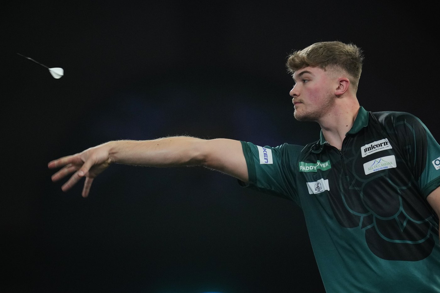 Costumes and competitors light up the World Darts Championships in London, in photos | iNFOnews.ca