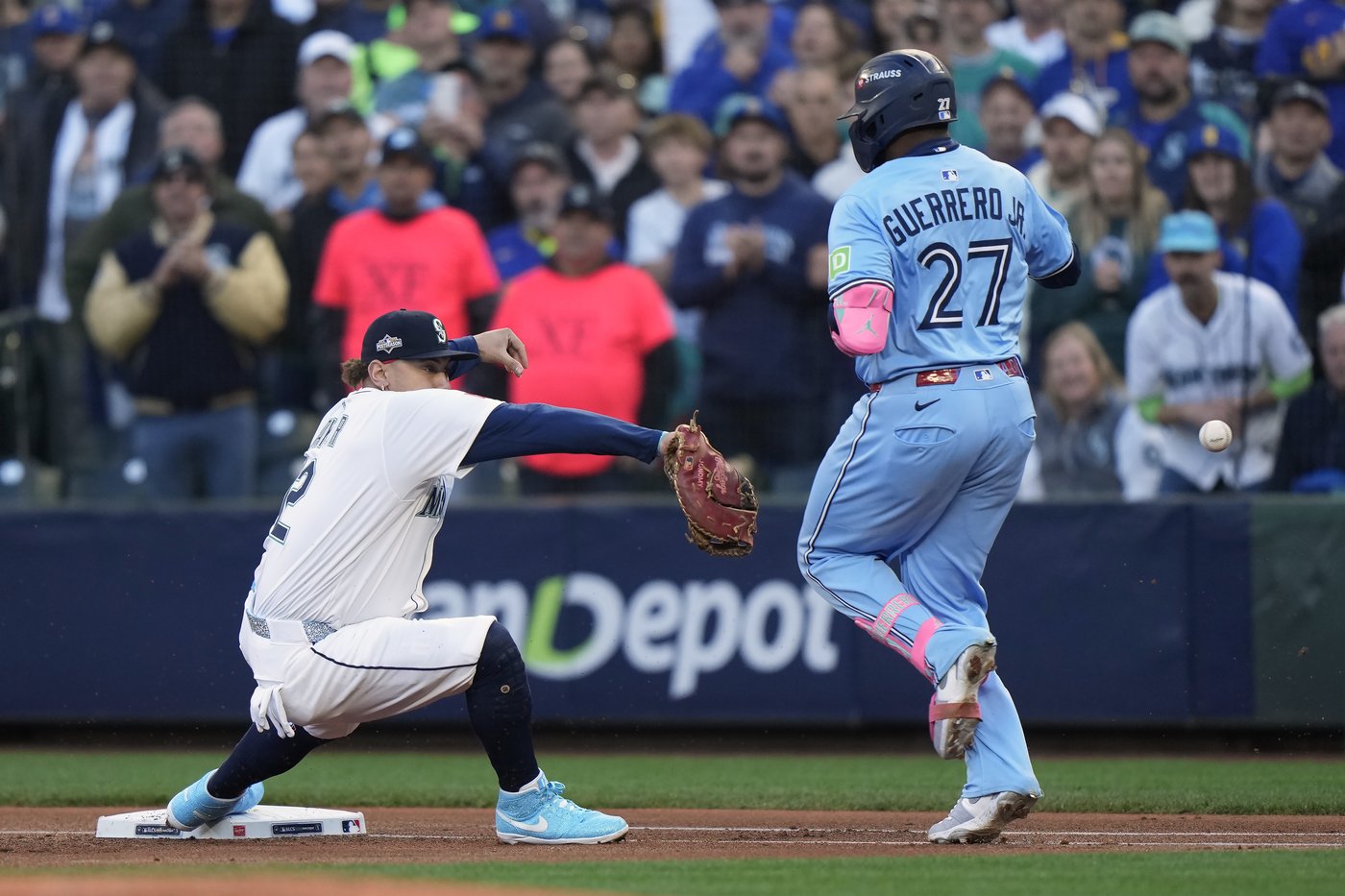 Photo Gallery: Blue Jays cruise to 13-4 Game 3 win in ALCS | iNFOnews.ca
