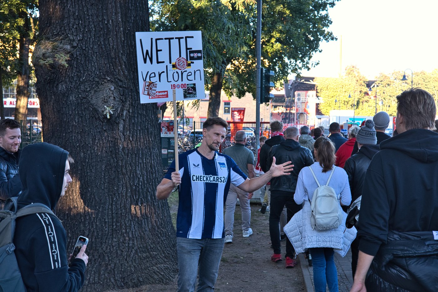 Gambling addict risks soccer fans' ire to warn against sports betting in Germany | iNFOnews.ca