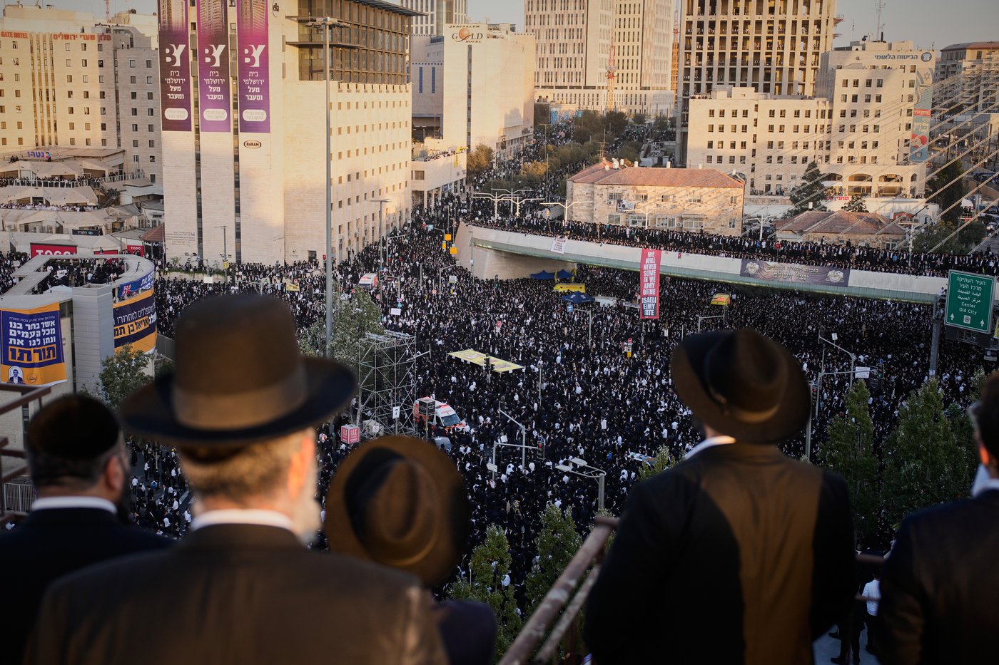 Photos show thousands of ultra-Orthodox men protesting military draft shut down Jerusalem | iNFOnews.ca