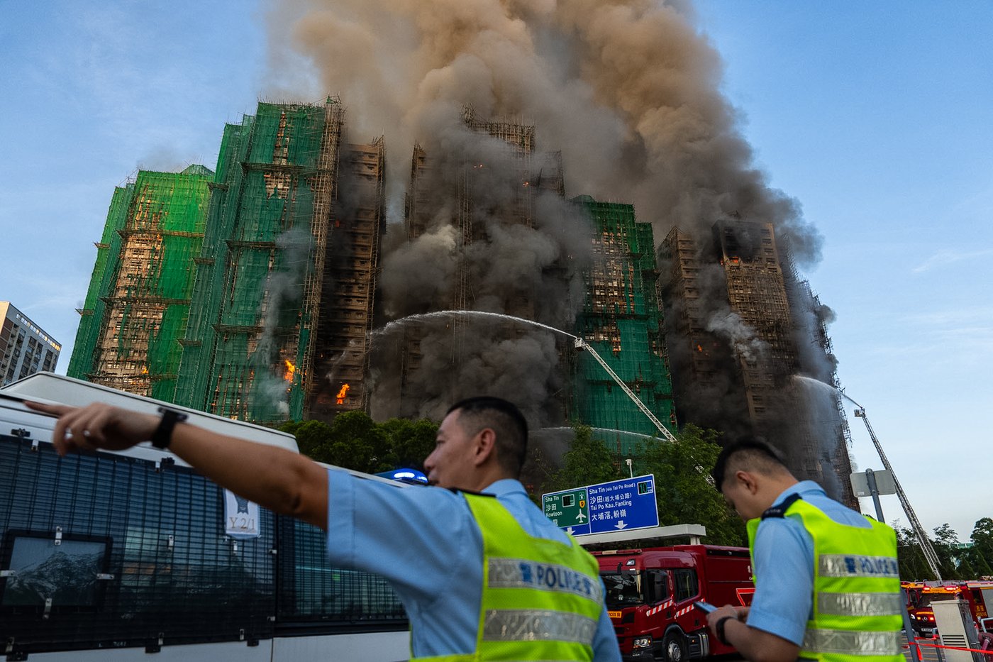 Fire rages through bamboo scaffolding at Hong Kong high-rise residential complex, killing 4 | iNFOnews.ca