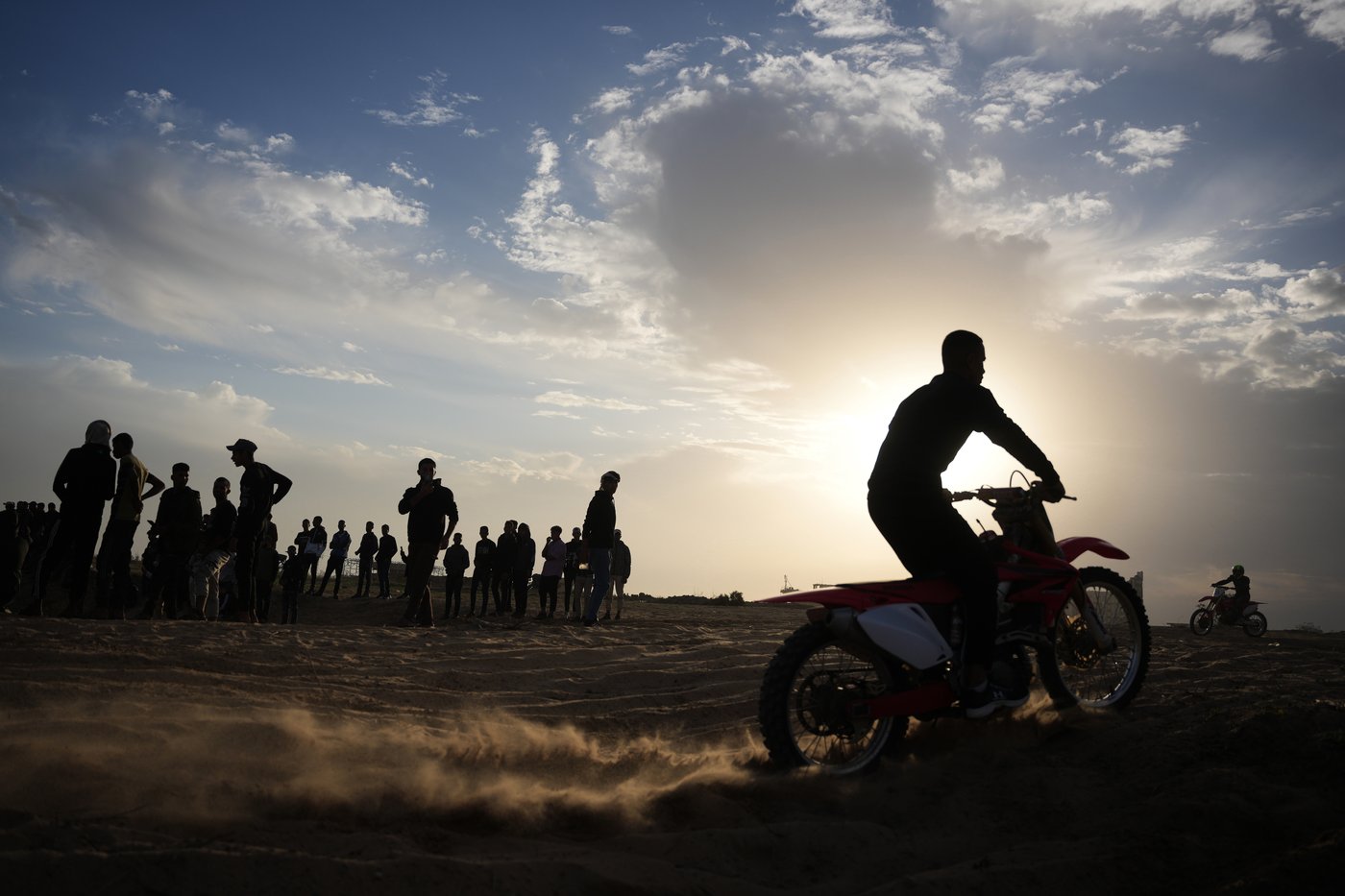 Photos of youths roaring over Gaza sand dunes in a return to prewar tradition | iNFOnews.ca