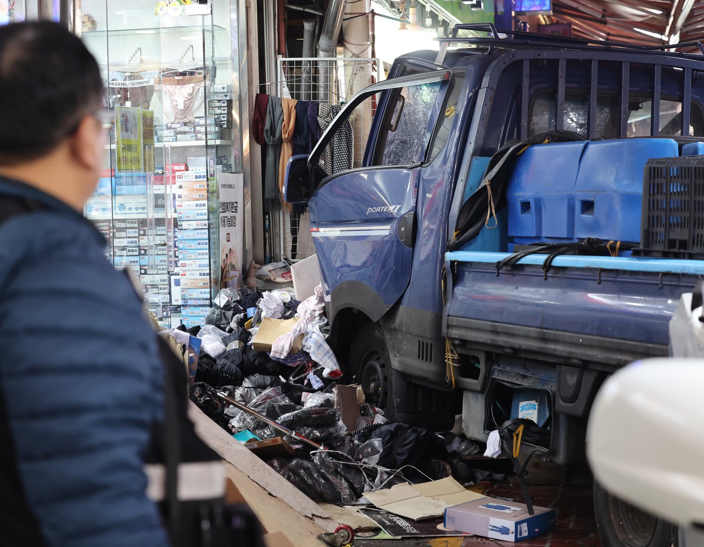 Truck crash in South Korea market kills 2 people and injures 18, officials say | iNFOnews.ca Truck crash in South Korea market kills 2 people and injures 18, officials say | iNFOnews.ca