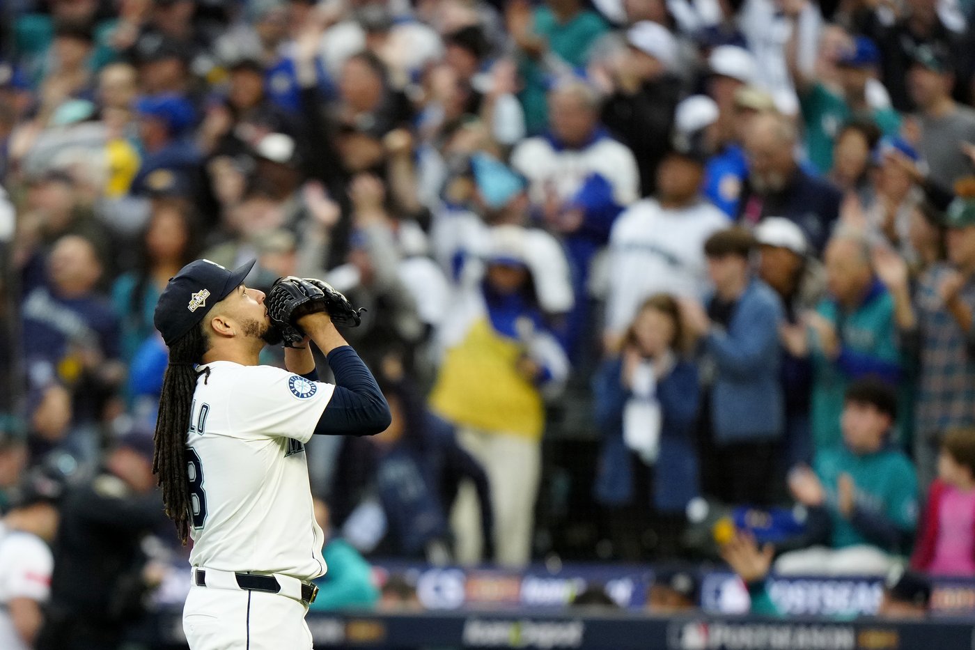 Photo Gallery: Blue Jays even ALCS with 8-2 win in Game 4 | iNFOnews.ca