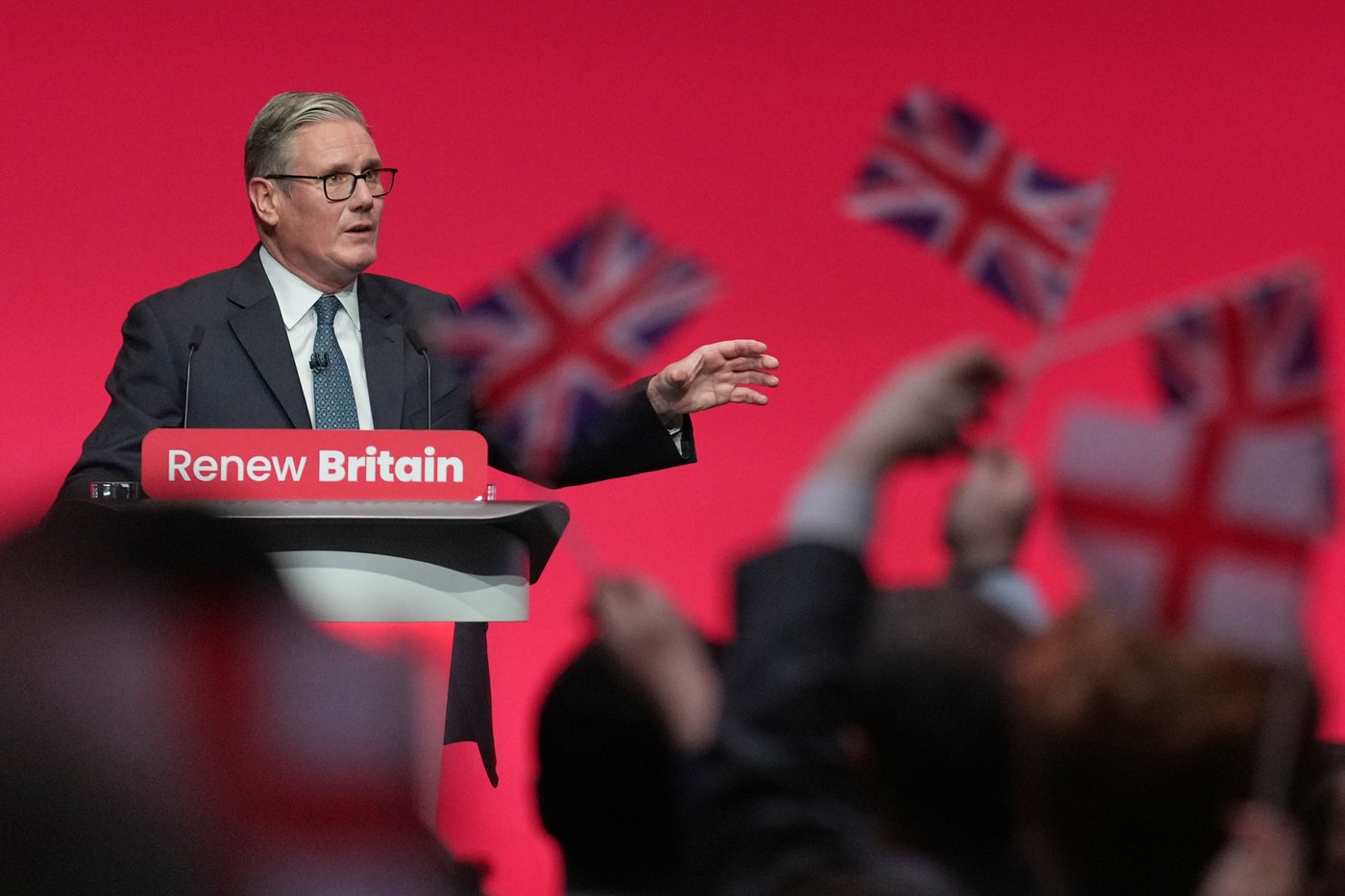 Starmer argues for inclusive patriotism and accuses Farage of trying to divide Britain | iNFOnews.ca