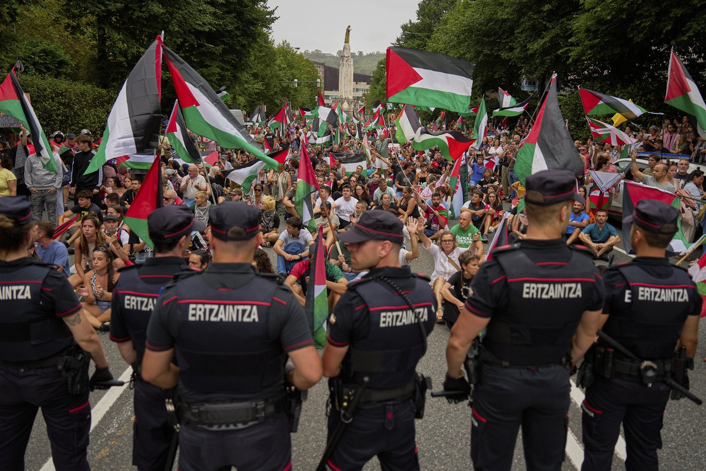 Spanish minister says Israeli cycling team should be expelled from Vuelta after protest | iNFOnews.ca