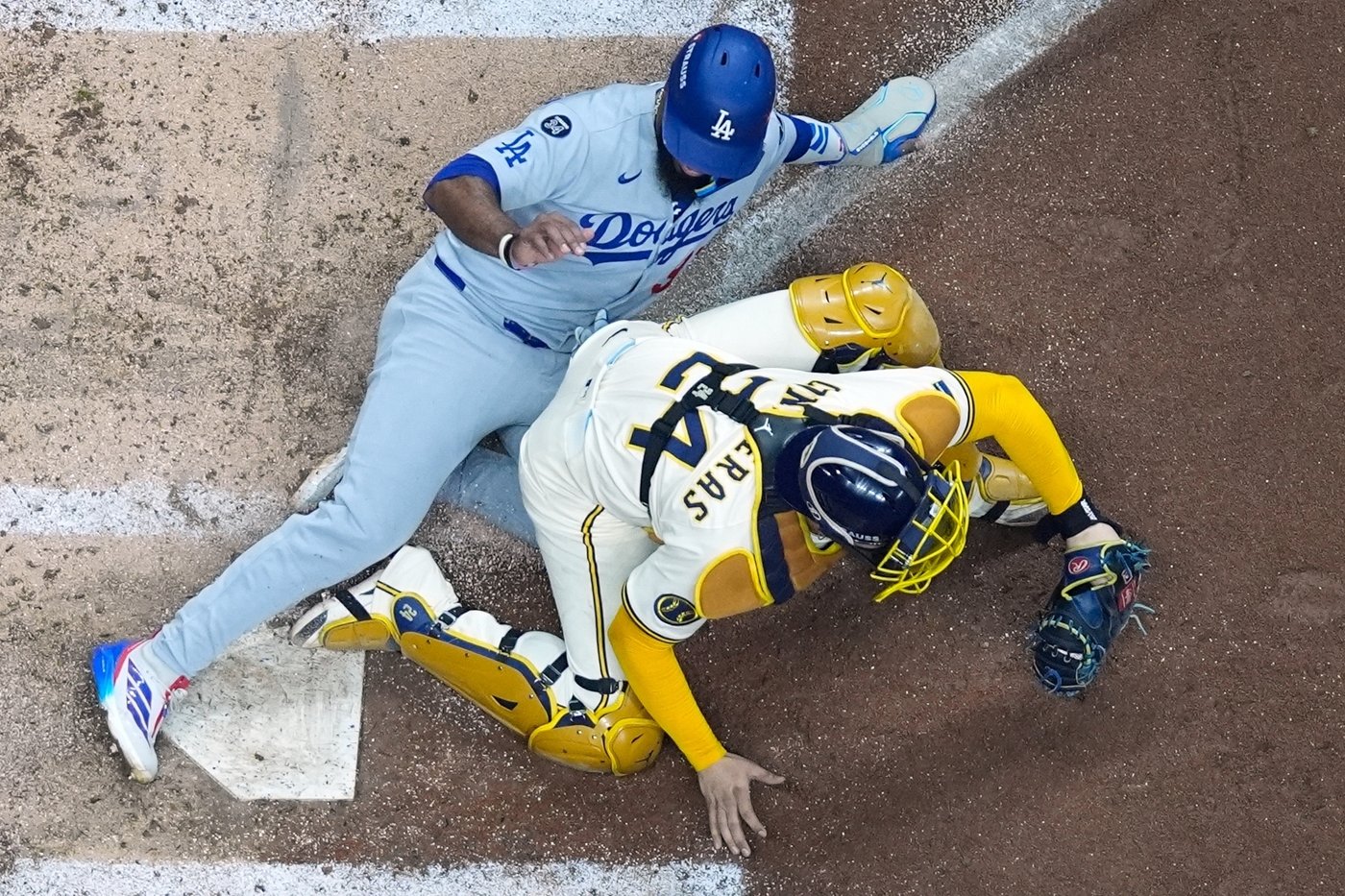 Brewers turn potential grand slam by Dodgers slugger Max Muncy into wild double play in NLCS | iNFOnews.ca Brewers turn potential grand slam by Dodgers slugger Max Muncy into wild double play in NLCS | iNFOnews.ca