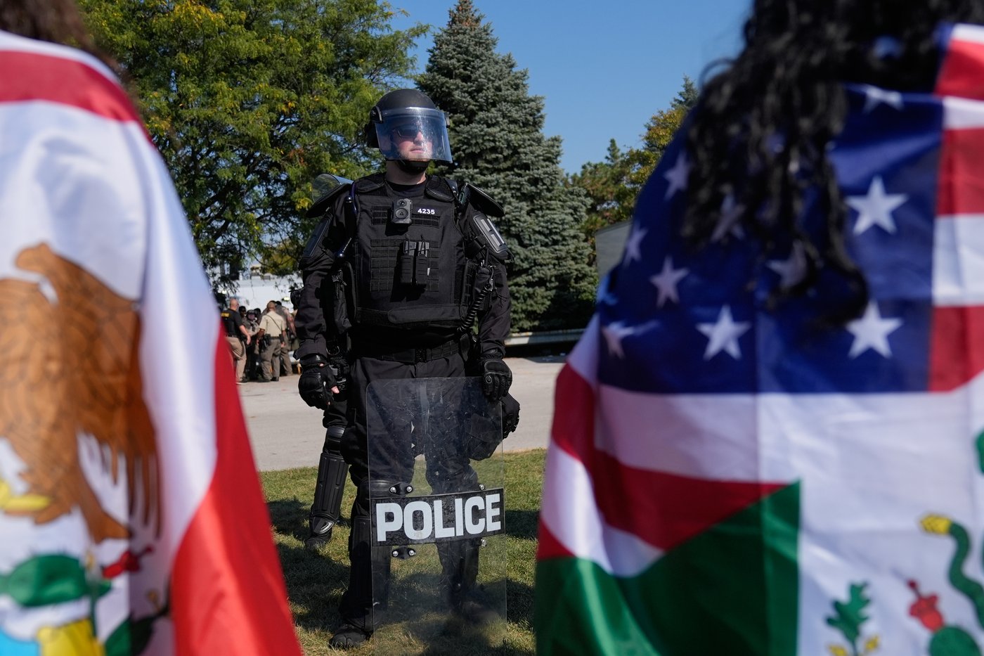 Noem visits Chicago area ICE facility as agents arrest 13, raid city neighborhoods | iNFOnews.ca