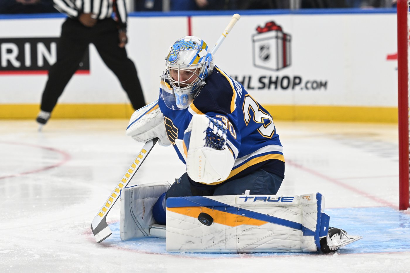 Faulk scores only goal of game, Hofer makes 24 saves to help Blues blank Jets 1-0 | iNFOnews.ca