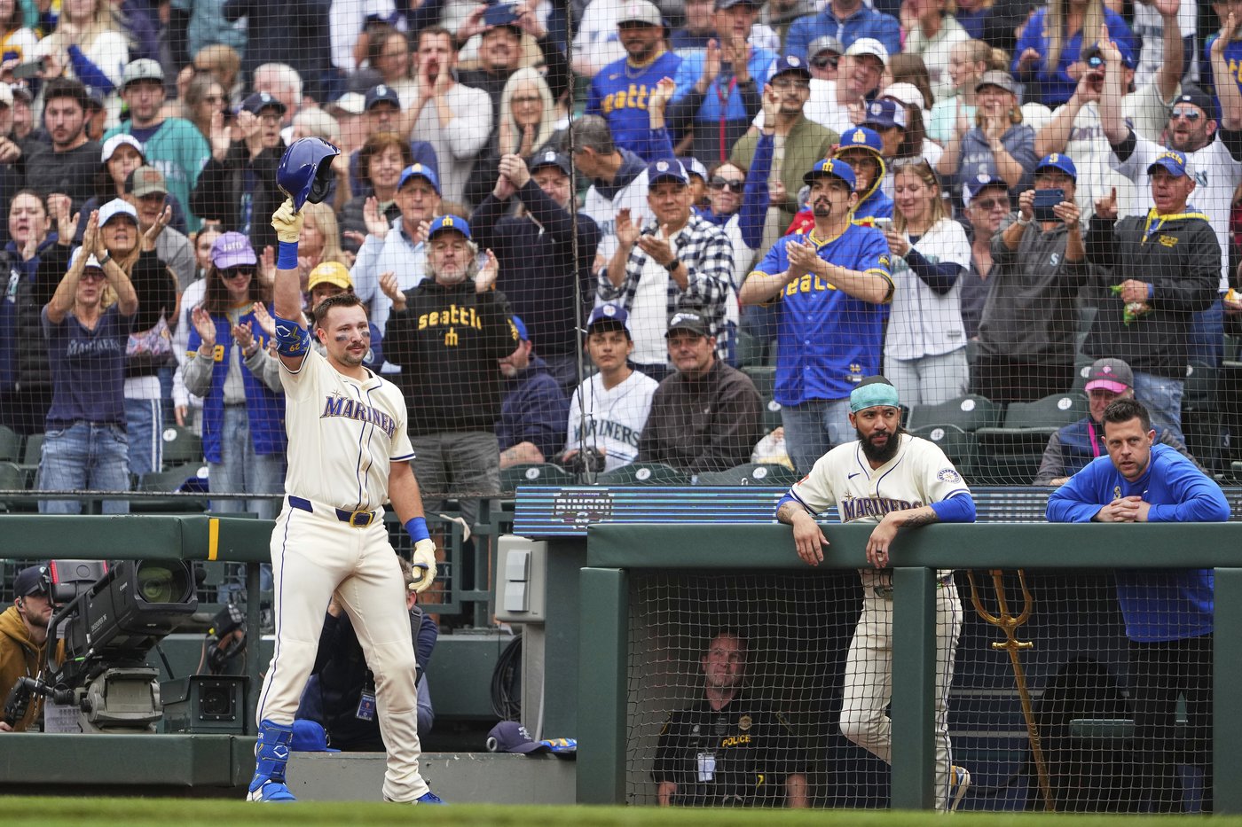 Raleigh hits 54th homer, ties Mantle's record for most in season by a switch-hitter | iNFOnews.ca