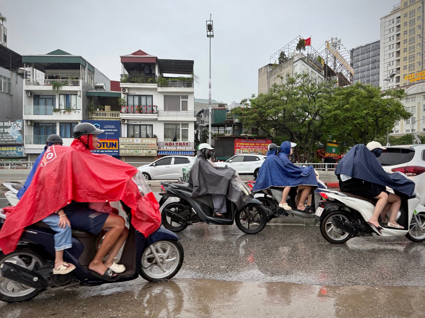Vietnam evacuates thousands and shuts airports as Typhoon Bualoi makes landfall | iNFOnews.ca
