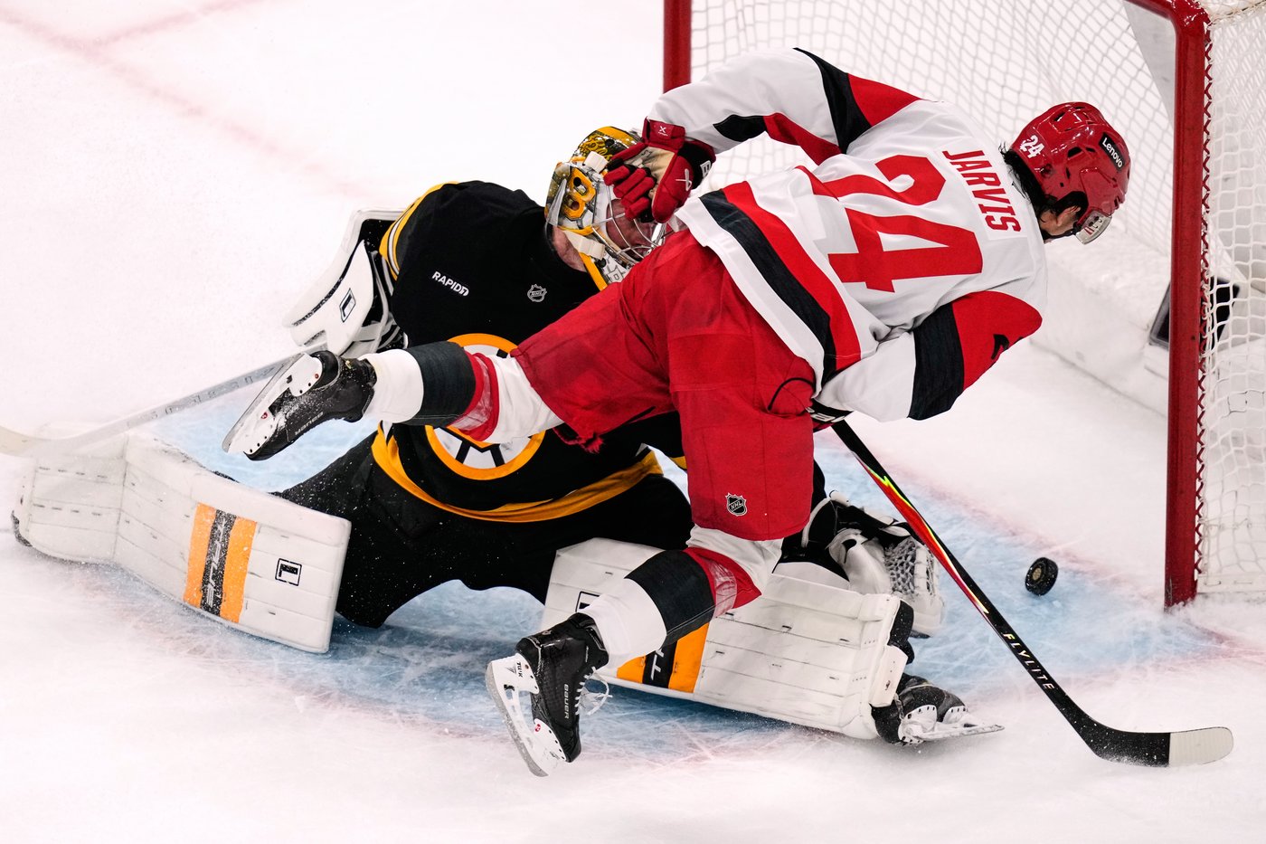 Pyotr Kochetkov makes 29 saves as Hurricanes beat Bruins 3-1 | iNFOnews.ca