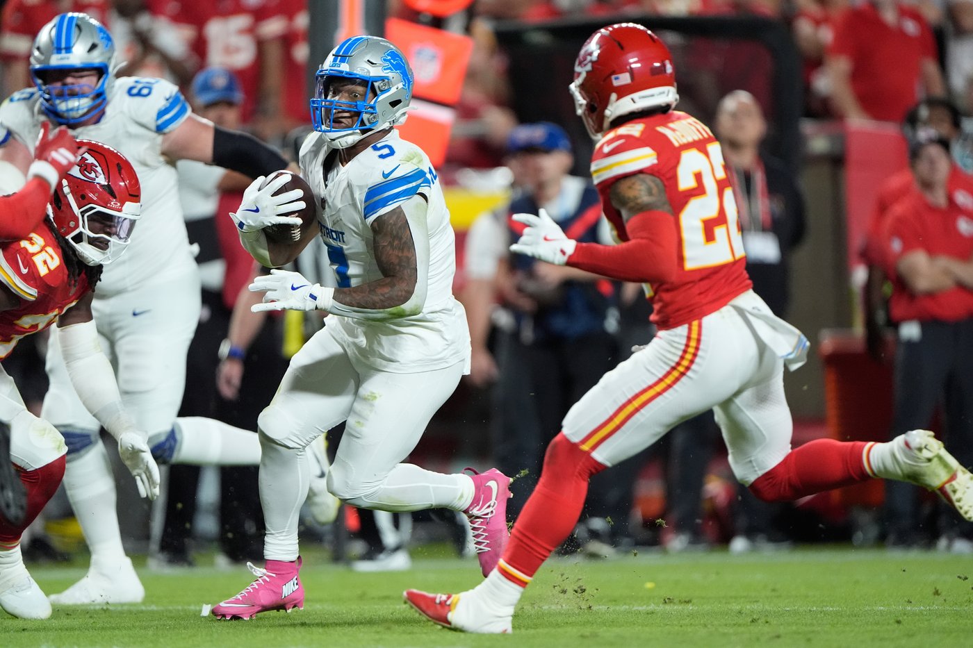 Mahomes leads the Chiefs to a 30-17 victory over Lions, and a fistfight erupts at the finish | iNFOnews.ca