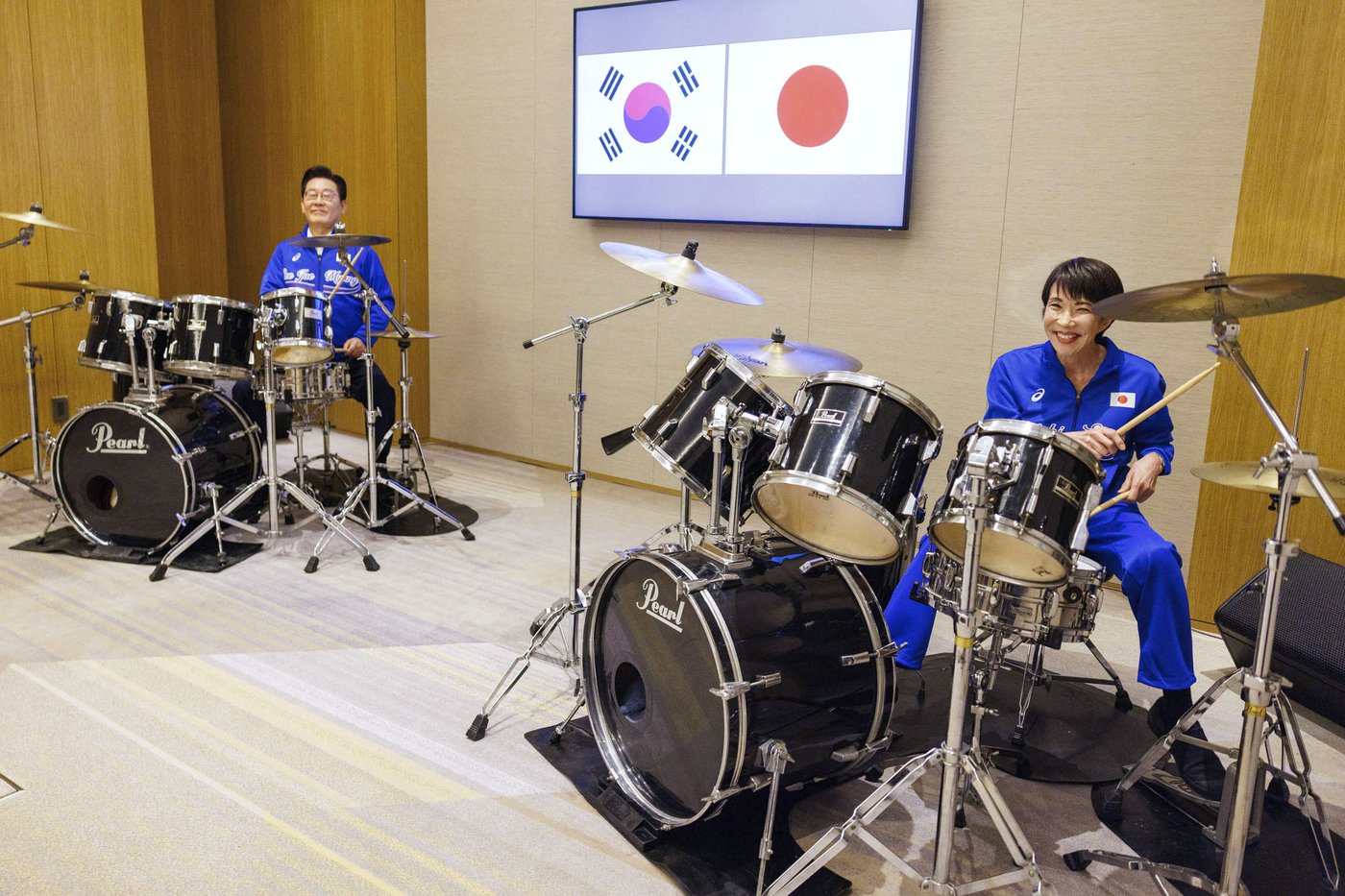 Japanese and South Korean leaders jam to K-pop hits at a summit | iNFOnews.ca Japanese and South Korean leaders jam to K-pop hits at a summit | iNFOnews.ca