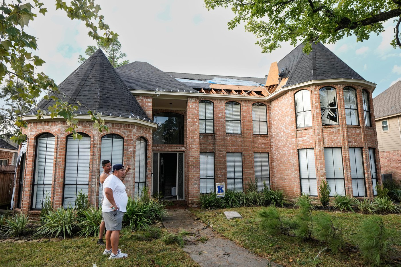 More than 100 homes damaged by tornado near Houston | iNFOnews.ca