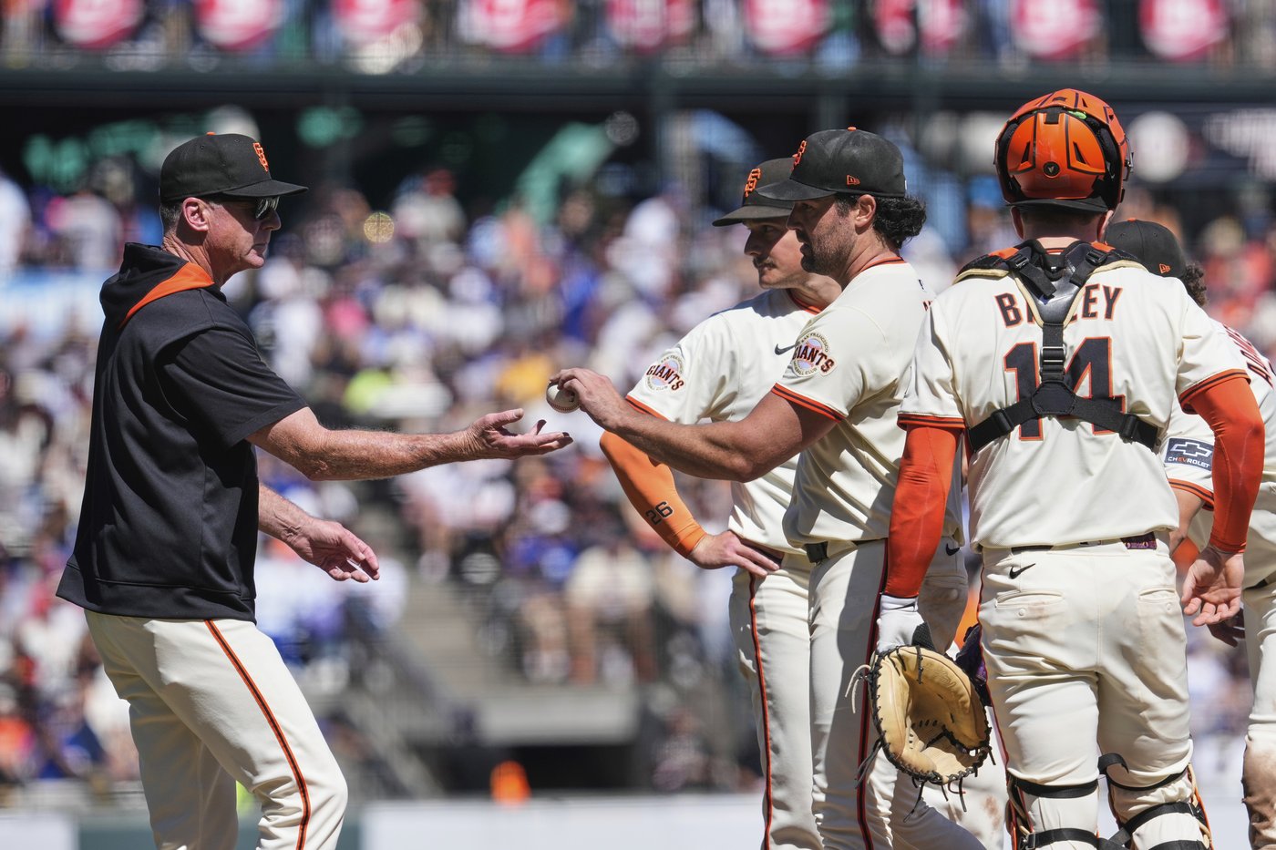 Hernández's 4 hits helps Dodgers to 10-2 win, drops Giants 1 1/2 games back for last NL wild card | iNFOnews.ca