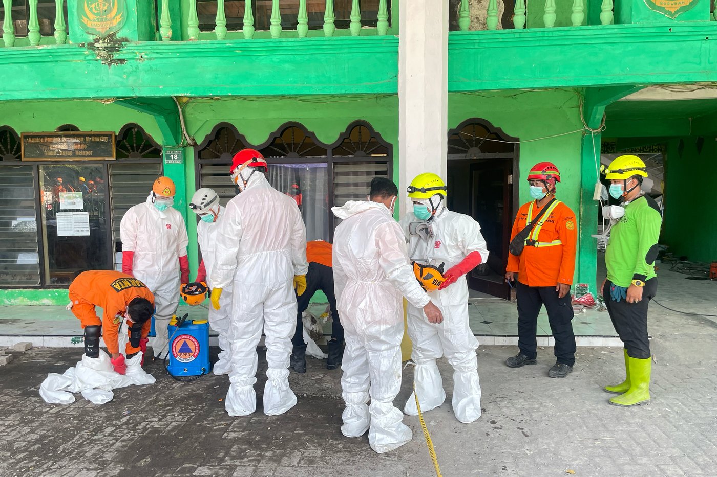 Indonesian crews pull 3 bodies from rubble of collapsed school with more than 50 boys still missing | iNFOnews.ca