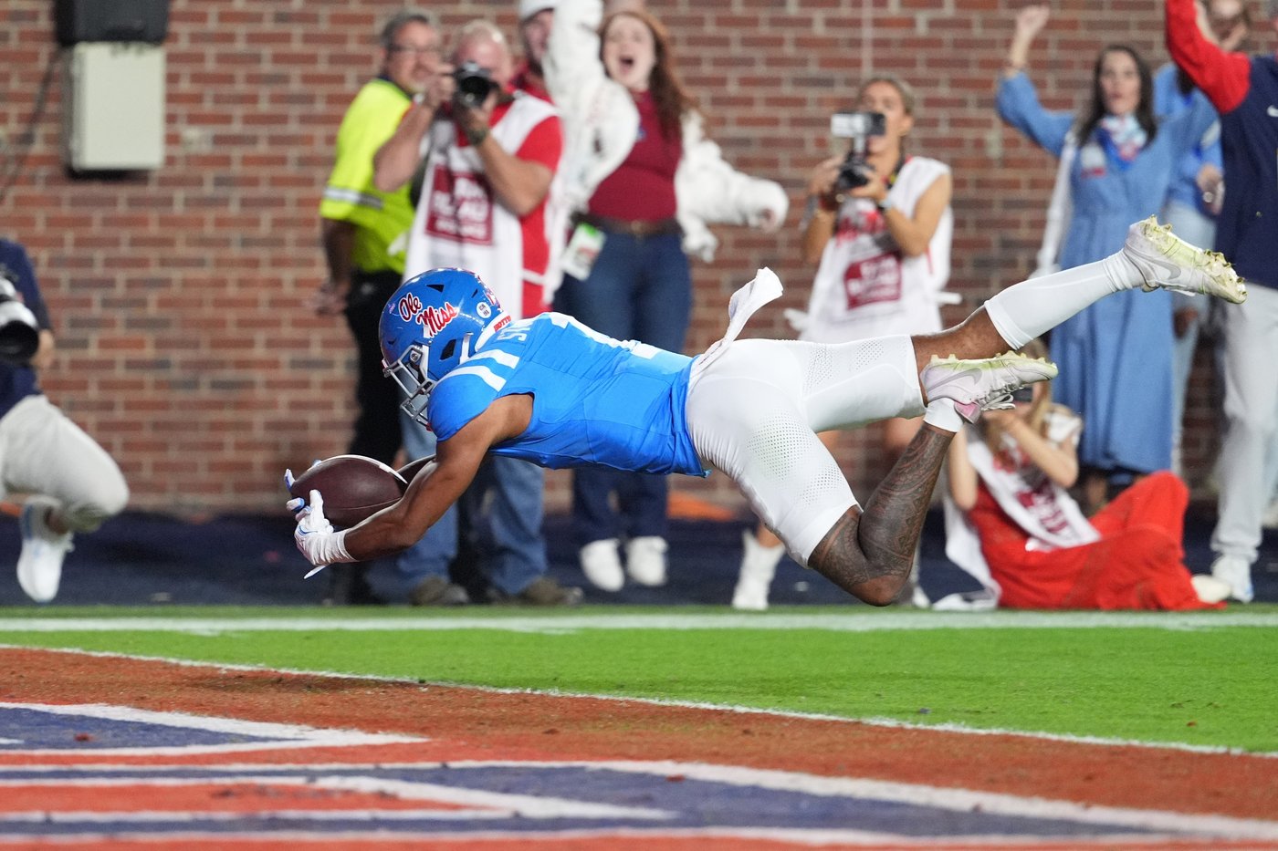 Lacy helps No. 6 Ole Miss rally past Florida for 34-24 win and Rebels fans chant 'We want Lane!' | iNFOnews.ca Lacy helps No. 6 Ole Miss rally past Florida for 34-24 win and Rebels fans chant 'We want Lane!' | iNFOnews.ca