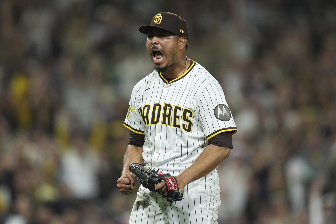 Fermin's 11th-inning single sends the Padres into the playoffs with 5-4 win over the Brewers | iNFOnews.ca