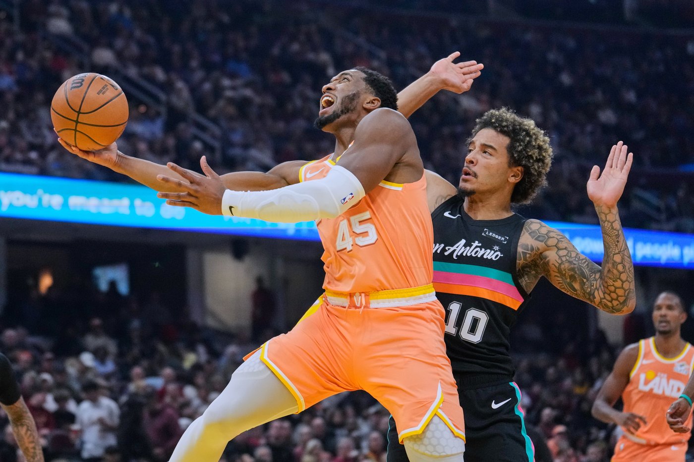 Donovan Mitchell scores 28 points, Cavaliers beat Spurs 130-117 | iNFOnews.ca Donovan Mitchell scores 28 points, Cavaliers beat Spurs 130-117 | iNFOnews.ca