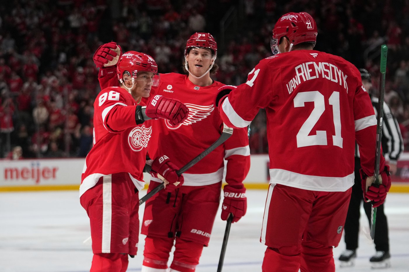 Red Wings beat Panthers 4-1 to end defending champ's opening winning streak at 3 | iNFOnews.ca Red Wings beat Panthers 4-1 to end defending champ's opening winning streak at 3 | iNFOnews.ca