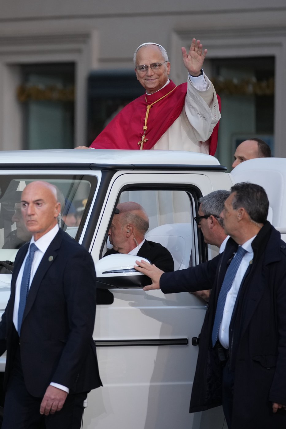 Pope Leo XIV gets into Christmas spirit with prayer for peace at Spanish Steps | iNFOnews.ca