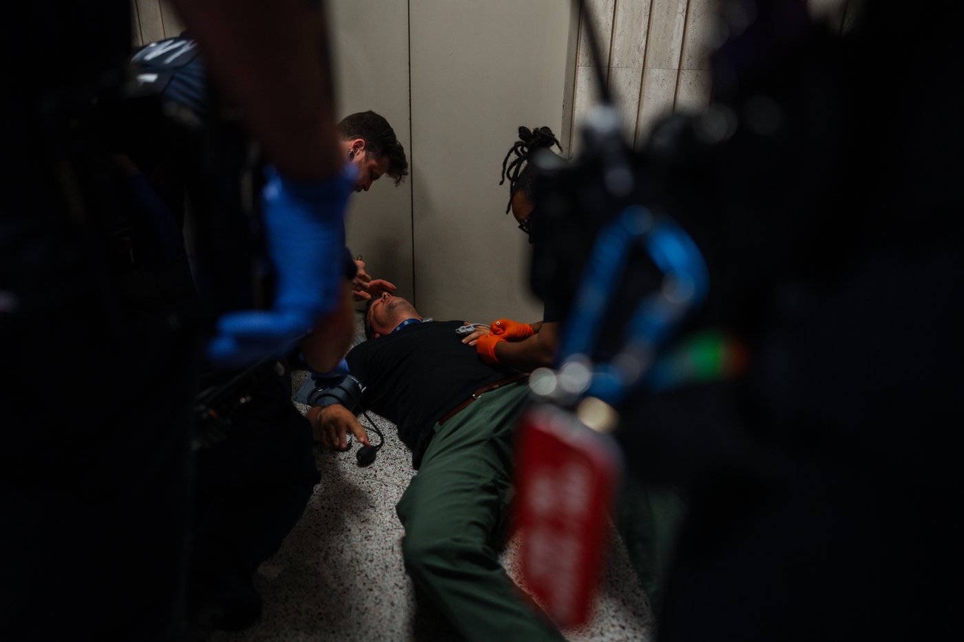 Federal agents grab and shove journalists outside NYC immigration court, sending one to hospital | iNFOnews.ca
