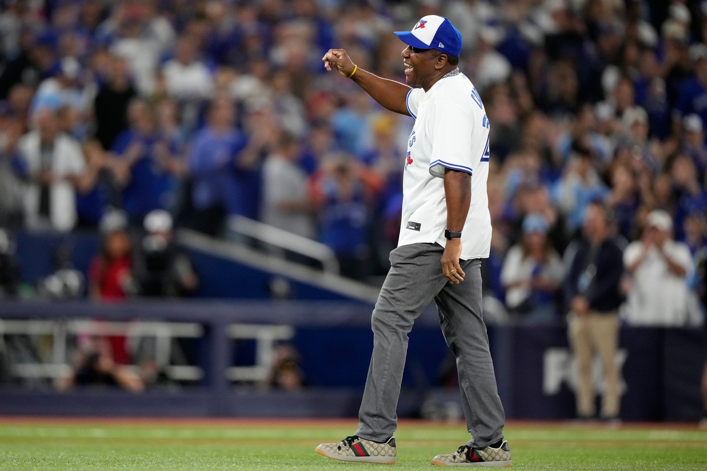 Joe Carter wears Blue Jays' home run jacket after throwing first pitch at World Series Game 2 | iNFOnews.ca