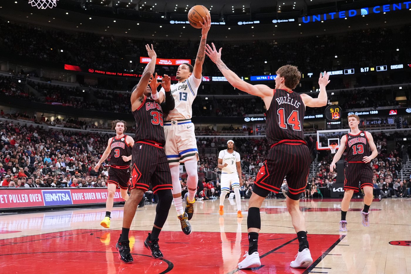 Antetokounmpo scores 29 points in his return as Bucks snap Bulls' 5-game winning streak | iNFOnews.ca