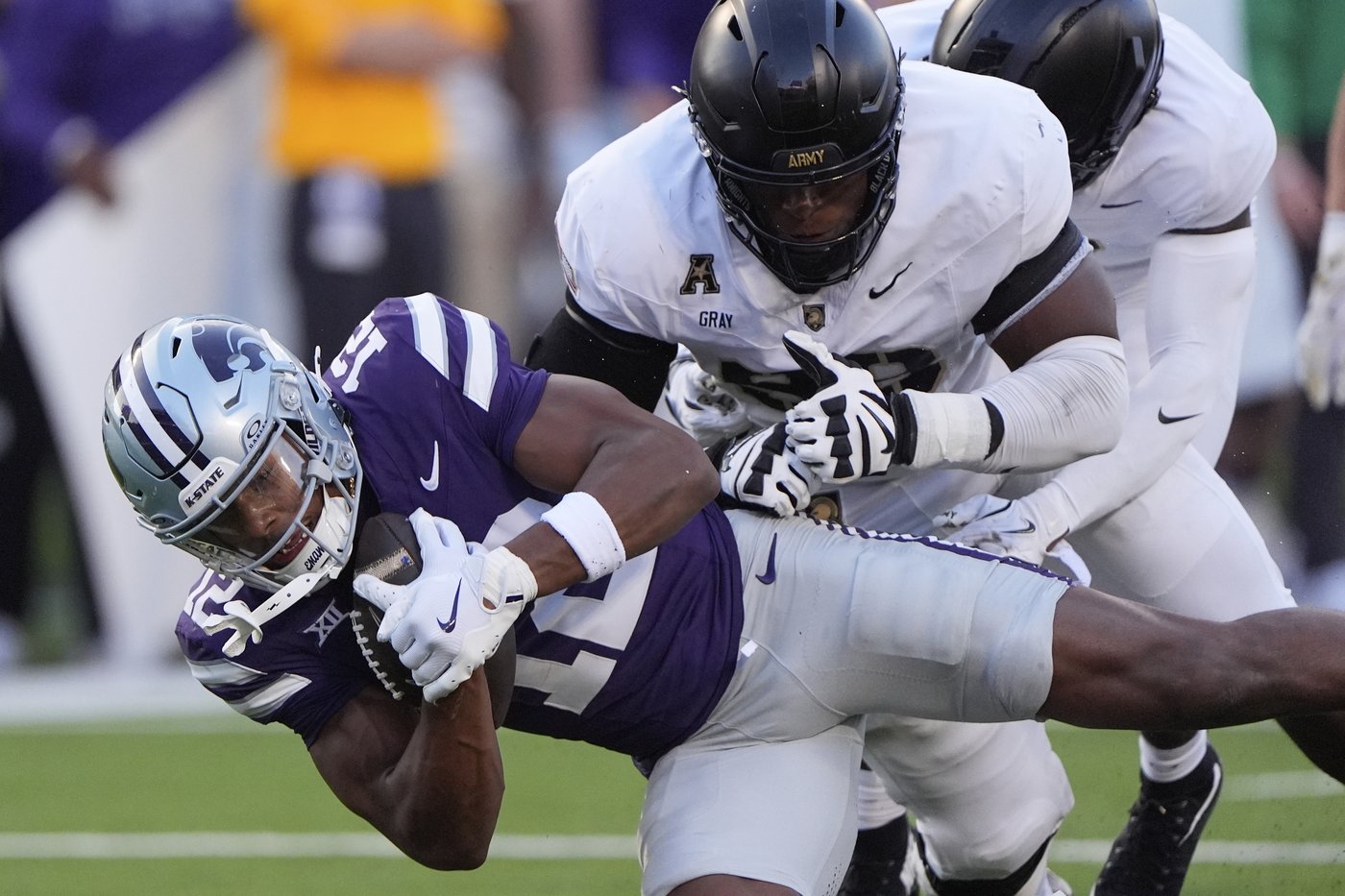 Hellums accounts for 3 TDs, scores with 2:52 left to push Army past Kansas State 24-21 | iNFOnews.ca
