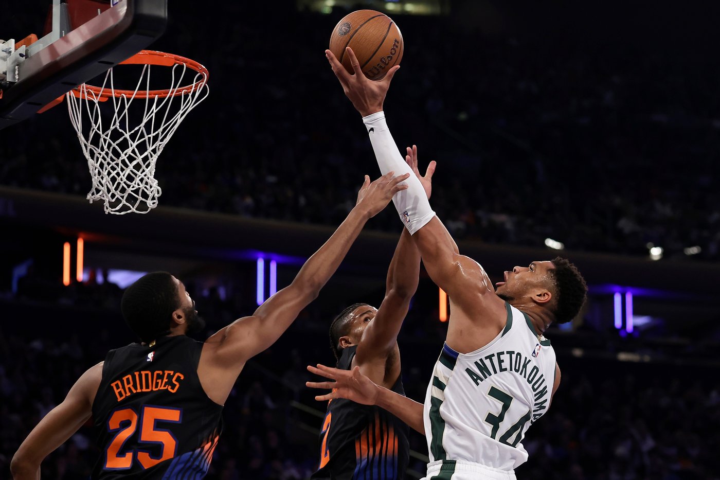 Jalen Brunson scores 37 points as Knicks fend off Bucks 118-109 and advance in NBA Cup | iNFOnews.ca