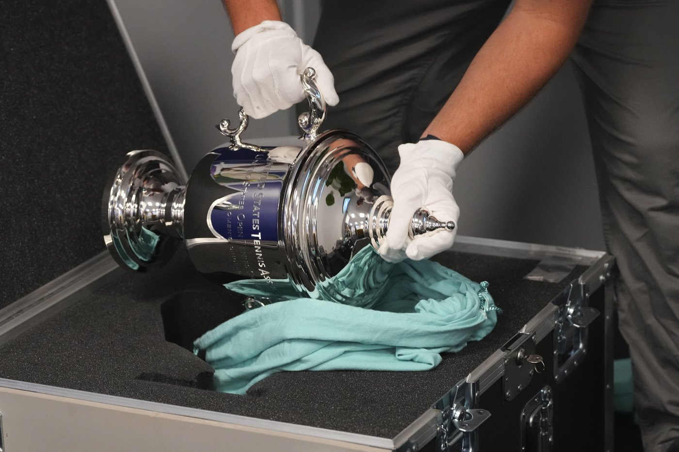For decades, US Open women's champs got a smaller replica trophy than the men. Now they're equal | iNFOnews.ca For decades, US Open women's champs got a smaller replica trophy than the men. Now they're equal | iNFOnews.ca