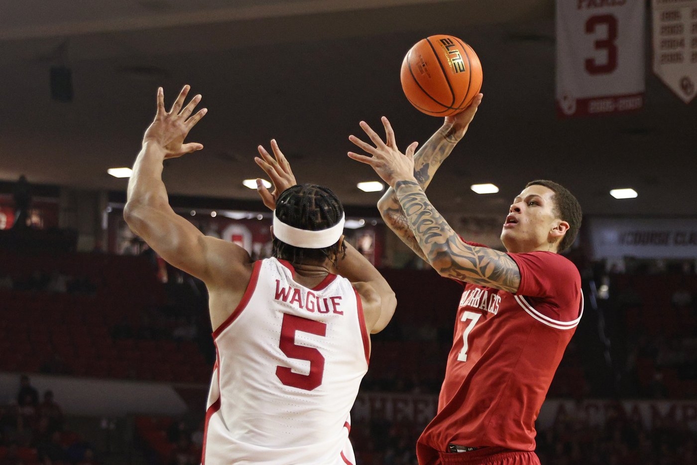 Darius Acuff Jr. posts 21 points and 9 assists to lead No. 15 Arkansas past Oklahoma 83-79 | iNFOnews.ca
