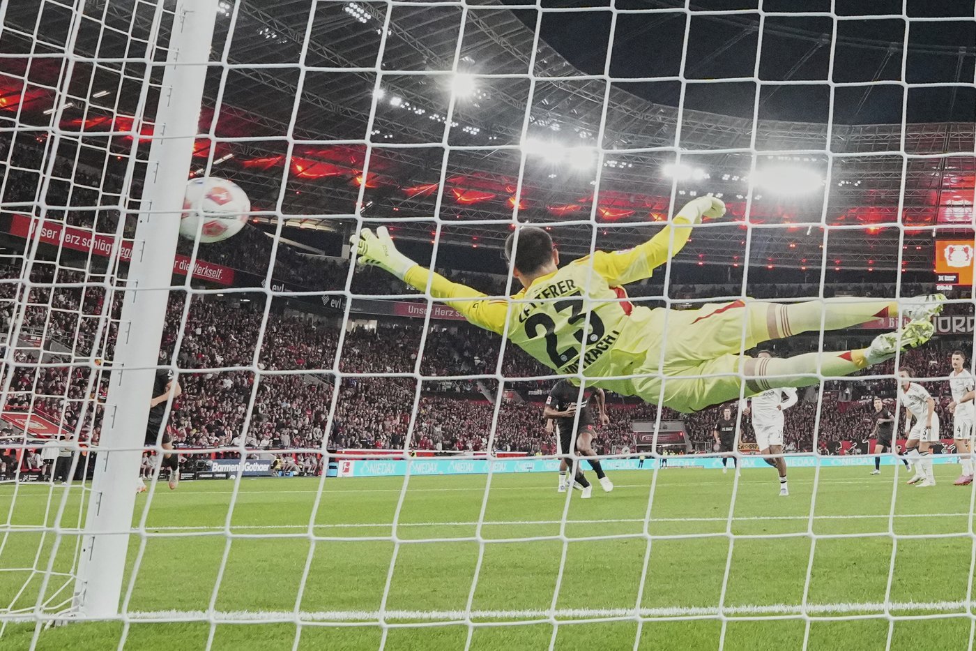 Leverkusen fights past in-form Frankfurt to earn first Bundesliga win | iNFOnews.ca
