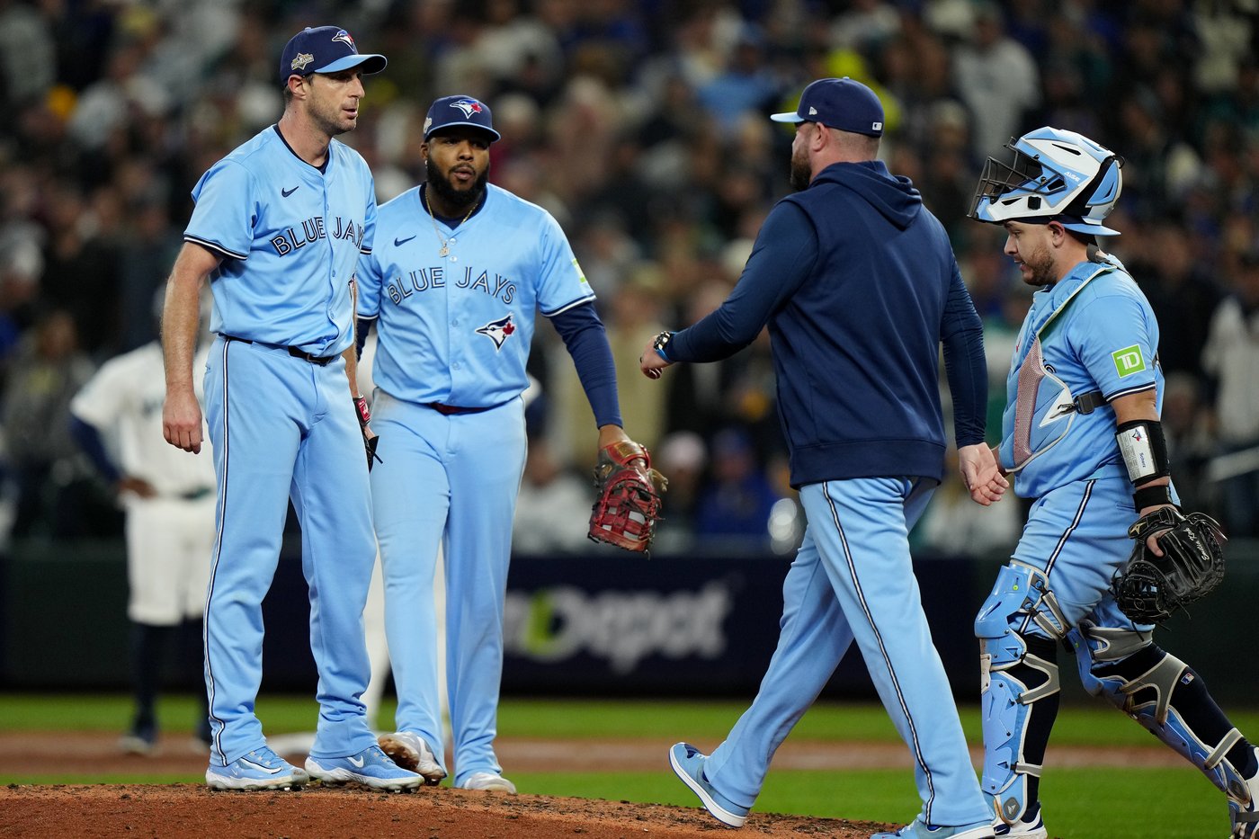 Photo Gallery: Blue Jays even ALCS with 8-2 win in Game 4 | iNFOnews.ca