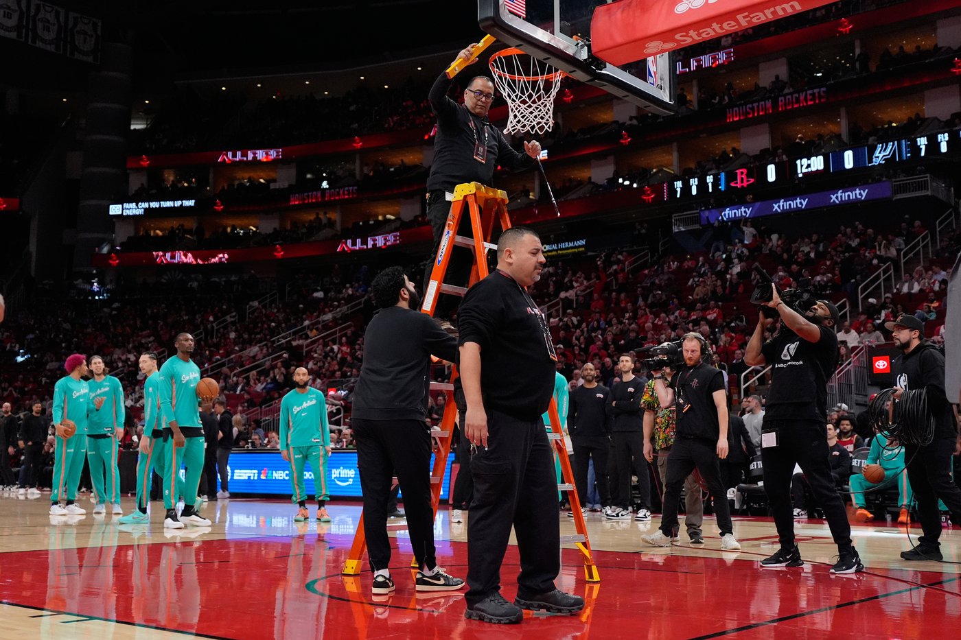 Start of Spurs-Rockets game delayed 22 minutes while a bent rim was replaced | iNFOnews.ca