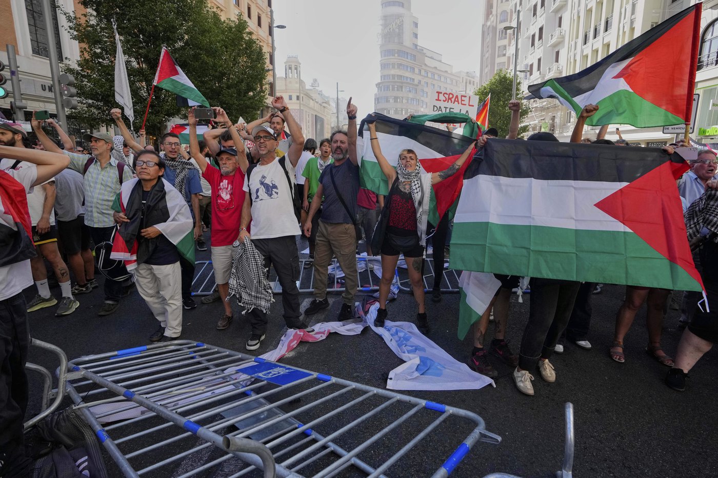 Authorities say over 100,000 at pro-Palestinian protests that forced early end to Spanish Vuelta | iNFOnews.ca Authorities say over 100,000 at pro-Palestinian protests that forced early end to Spanish Vuelta | iNFOnews.ca