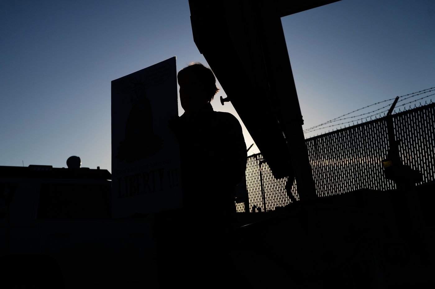 Photos of protesters clashing with police outside Chicago immigration facility | iNFOnews.ca