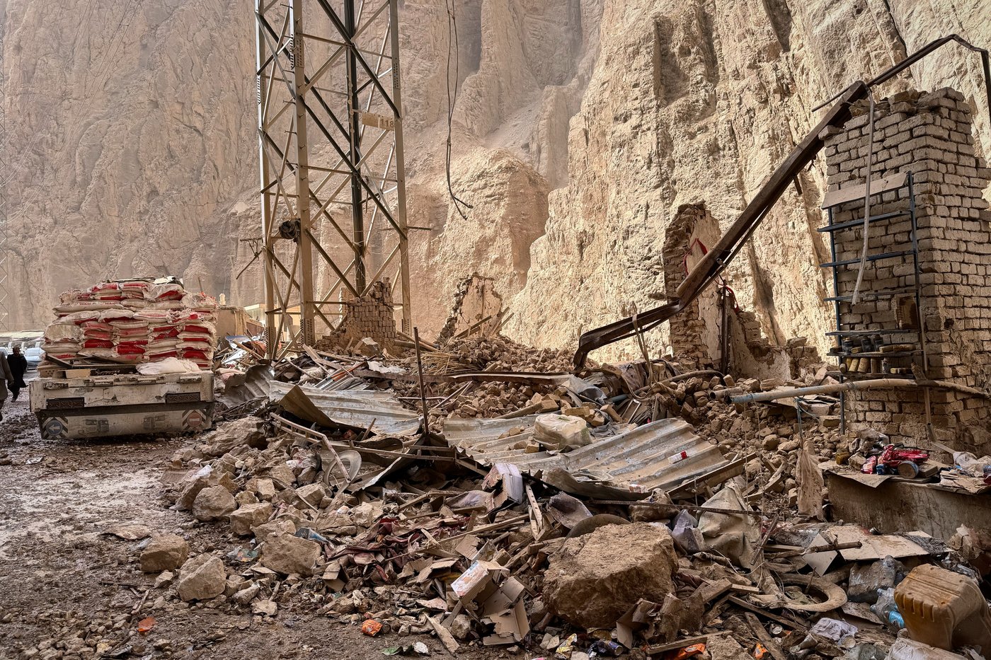 Afghanistan earthquake survivors spend the night in the open; the quake damaged historical sites | iNFOnews.ca Afghanistan earthquake survivors spend the night in the open; the quake damaged historical sites | iNFOnews.ca