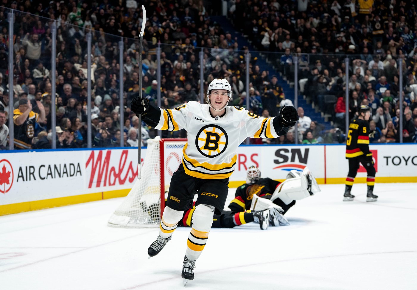 'Can't describe a better script': Bruins centre Minten thrills in hometown debut | iNFOnews.ca